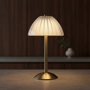 Plisserad glasbordslampa i mitten av århundradet, sänglampa i guldmässing med ribbad svampmotiv, minimalistisk nordisk skrivbordsinredning, estetisk lägenhetsbelysning