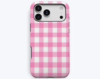 Puede incluir: Una funda para smartphone con un patrón de cuadros vichy en rosa y blanco. La funda tiene un recorte rectangular para la cámara en la parte superior izquierda con tres aberturas circulares y un sensor de flash. La palabra KUKA está impresa abajo.