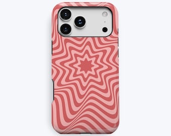 Puede incluir: Una funda para smartphone con un patrón ondulado en forma de estrella, repetido en tonos rosa claro y oscuro. El diseño irradia desde el centro hacia afuera. El texto KUKA case está impreso en letras pequeñas de color gris oscuro abajo al centro.