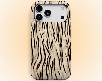 Puede incluir: Una funda rectangular para smartphone con un patrón de rayas de tigre en beige y negro. La parte posterior de la funda incluye un recorte para un sistema de cámara de triple lente y un flash. La palabra KUKA está impresa en letras marrones pequeñas en la parte inferior.