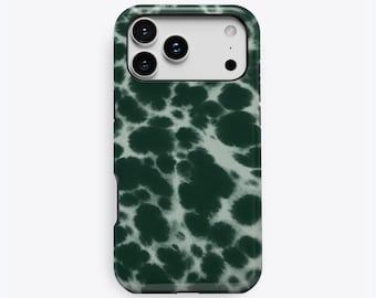 Puede incluir: Una funda para smartphone con un patrón de teñido anudado o moteado en verde oscuro y blanco. La funda tiene un recorte rectangular para la cámara, que incluye tres lentes circulares y un flash. El texto KUKA case aparece en la parte inferior.