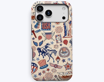 Puede incluir: Una funda para teléfono con fondo crema que presenta un patrón repetitivo de iconos patrióticos en rojo, blanco y azul, incluyendo la Estatua de la Libertad, un vaquero a caballo, sombreros de copa, fuegos artificiales, estrellas y el texto USA y YORK.