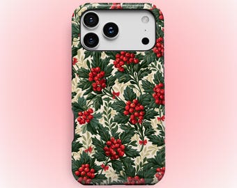 Puede incluir: Una funda rectangular para smartphone con un patrón repetitivo de hojas de acebo verde oscuro y bayas de color rojo brillante sobre un fondo crema. La funda tiene un recorte para un sistema de triple cámara y el texto KUKA case impreso debajo.