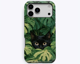 Puede incluir: Una funda para smartphone con un gato negro de grandes ojos color ámbar asomándose entre densas hojas verdes de monstera. El diseño cubre la parte trasera del teléfono, incluyendo la zona de la cámara. El texto KUKA case aparece en la parte inferior.