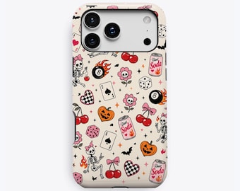 Puede incluir: Una funda de teléfono color crema con un patrón repetitivo de esqueletos con lazos rosas, cerezas, bolas ocho en llamas, dados, cartas de juego, calabazas, flores rosas con calaveras y latas etiquetadas Diet Soda con llamas.