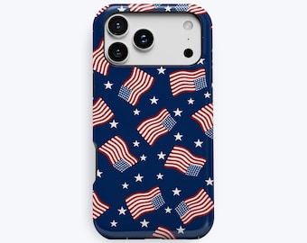 Puede incluir: Una funda para smartphone de color azul oscuro con un patrón repetitivo de pequeñas banderas estadounidenses ondeando y estrellas blancas de cinco puntas. La funda tiene un recorte rectangular para la cámara y la palabra KUKA abajo.