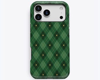 Puede incluir: Una funda para smartphone con un patrón de rombos en verde oscuro y claro, líneas finas doradas y pequeños detalles de estrellas de cuatro puntas. La funda tiene un recorte para cámara triple y el texto KUKA case impreso en la parte inferior.