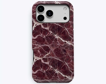 Puede incluir: Una funda para smartphone con un patrón de mármol en color burdeos intenso y blanco con acabado brillante. La funda tiene un recorte para un sistema de cámara de triple lente y un flash. El texto KUKA case aparece en letras grises.