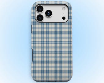 Puede incluir: Una funda de teléfono rectangular con un patrón de cuadros en azul claro y crema. El área de la cámara es blanca y contiene tres lentes circulares y un flash. El texto KUKA case está impreso en azul en la parte inferior de la funda.