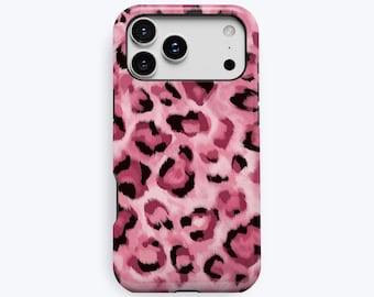 Puede incluir: Una funda para smartphone con un estampado de leopardo en rosa y rojo oscuro. La funda tiene un recorte para un sistema de cámara de triple lente y un flash. La palabra KUKA está impresa en letras grises pequeñas en la parte inferior.