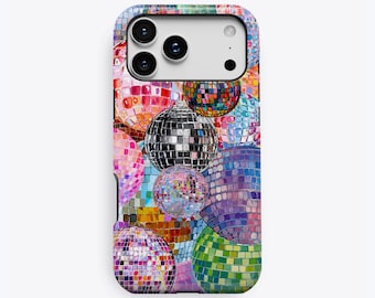 Puede incluir: Una funda para smartphone con un patrón multicolor vibrante de numerosas bolas de discoteca en tonos rosa, azul, verde, plata y morado. El diseño cubre toda la parte posterior de la funda, que incluye un recorte para la cámara. El texto KUKA case es visible en la parte inferior.