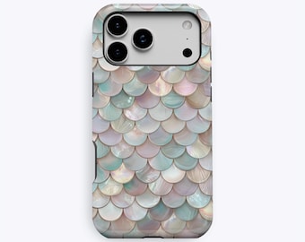 Puede incluir: Una funda para smartphone con un patrón repetitivo de escamas iridiscentes en tonos pastel suaves de rosa, azul y blanco. El diseño imita una textura nacarada en la parte posterior. La palabra KUKA está impresa en letras pequeñas abajo.