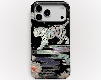 Puede incluir: Una funda de smartphone negra con un tigre blanco holográfico caminando sobre ondas de agua estilizadas. El diseño incluye detalles florales iridiscentes en la parte inferior y pequeñas estrellas dispersas. El texto KUKA case está impreso en la parte inferior.