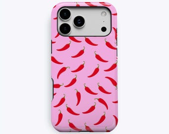 Puede incluir: Una funda para smartphone con fondo rosa claro y un patrón de numerosos chiles rojos pequeños. La funda incluye un recorte rectangular en la parte superior para un sistema de triple cámara. El texto KUKA case es visible.