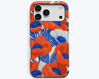 Puede incluir: Una funda rectangular para smartphone con un vibrante estampado floral de amapolas de color rojo anaranjado con centros azul oscuro y follaje azul sobre un fondo crema. La palabra KUKA está impresa en pequeñas letras grises en la parte inferior central.