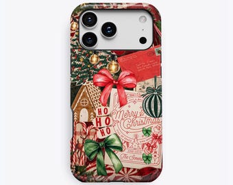 Puede incluir: Una funda para smartphone con un collage festivo de imágenes navideñas que incluye una casa de jengibre, un sobre rojo dirigido a Santa, una tarjeta de Feliz Navidad, bastones de caramelo, pinos y lazos rojos y verdes con el texto HO HO HO.