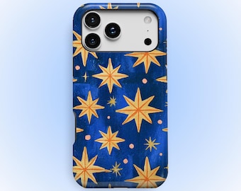 Puede incluir: Una funda para smartphone con fondo azul profundo de textura pintada, decorada con numerosas estrellas doradas de ocho puntas y pequeños puntos de color rosa claro. El módulo de cámara es blanco con tres lentes.