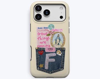 Puede incluir: Una funda de teléfono color crema con un diseño de collage. El gráfico incluye un recibo rosa con el texto "Good things are coming", un icono religioso y un bolsillo de mezclilla con una letra "F" grande, un corazón rojo y una estrella.