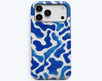 Puede incluir: Una funda rectangular para smartphone con fondo blanco y un patrón abstracto de formas orgánicas azules y azul oscuro interconectadas. La funda tiene un recorte para un sistema de triple cámara y el texto KUKA case impreso debajo.