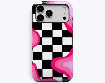 Puede incluir: Una funda para smartphone con un patrón de cuadros blancos y negros superpuesto con formas abstractas y onduladas en tonos rosa intenso, rosa claro y lavanda. La funda tiene un recorte para una cámara triple y el texto KUKA case abajo.