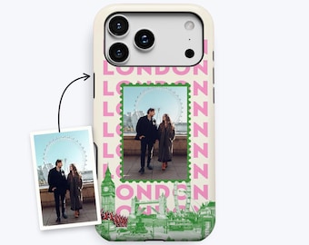 Puede incluir: Una funda de teléfono con un patrón repetitivo de texto rosa LONDON sobre un fondo crema. El centro muestra una foto de dos personas frente al London Eye, enmarcada por un borde verde. La parte inferior muestra ilustraciones verdes de Big Ben.