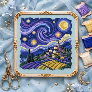 Könnte beinhalten: Ein gerahmtes Kreuzstichbild, das eine Sternennachtszene mit einem Dorf, Feldern und einem wirbelnden Himmel in Blau-, Lila- und Gelbtönen darstellt. Der Rahmen ist goldfarben mit aufwendigen Details. Stickgarn und Schere sind ebenfalls sichtbar.