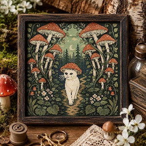 Könnte beinhalten: Kreuzstich-Kunstwerk in einem dunklen Holzrahmen. Das Kunstwerk zeigt eine weiße Katze mit einem Pilzhut, die auf einem Pfad durch einen Wald aus hohen Pilzen geht. Die Farbpalette umfasst Grün-, Braun- und Rottöne und schafft eine skurrile Szene.