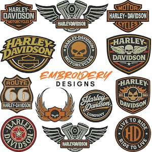 Könnte beinhalten: Eine Sammlung von Harley-Davidson-Stickmustern. Die Designs zeigen Logos, Embleme und Text, darunter das Harley-Davidson-Logo, Route 66 und Totenkopfmotive. Die Farbpalette umfasst Orange, Schwarz und Weiß.