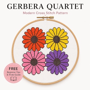 Op de afbeelding: Een kruissteekpatroon getiteld GERBERA QUARTET met vier bloemen in oranje, geel, roze en paars met donkerbruine harten, weergegeven in een houten borduurring. Een ronde roze badge bevat de tekst FREE Beginner Tips & Tricks Guide.