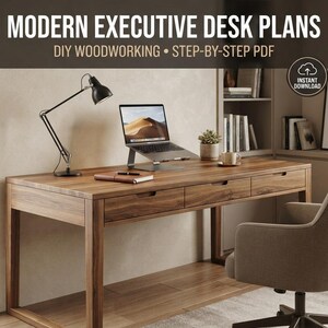 Puede incluir: Un documento digital titulado MODERN EXECUTIVE DESK PLANS DIY WOODWORKING STEP-BY-STEP PDF que muestra un escritorio de madera con tres cajones, un portátil en un soporte, una lámpara negra, un cuaderno, un bolígrafo, una planta y una taza.