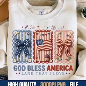 Pode incluir: Uma camisola branca de gola redonda com três molduras retangulares de bordos recortados. As molduras contêm um laço azul, uma bandeira americana com um cupcake e um laço às riscas vermelhas e brancas. O texto diz GOD BLESS AMERICA LAND THAT I LOVE.