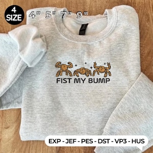 Könnte beinhalten: Hellgraues Sweatshirt mit dem Text "FIST MY BUMP" und drei Cartoon-Krebsen. Das Sweatshirt hat einen Rundhalsausschnitt und lange Ärmel. Verfügbare Größen: 10 cm, 13 cm, 18 cm und 23 cm.