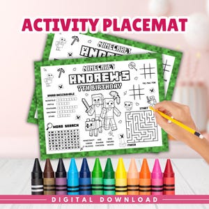 Pode incluir: Um jogo americano de atividades retangular com borda verde pixelada, apresentando desenhos para colorir e quebra-cabeças com tema Minecraft. O texto diz Andrew's 7th Birthday, com caça-palavras, labirinto e jogo da velha. Doze giz de cera alinhados.