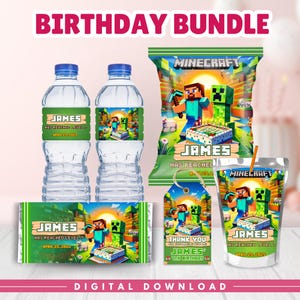 Puede incluir: Un paquete de cumpleaños con temática de Minecraft. Incluye etiquetas para botellas de agua, una bolsa de patatas fritas, una etiqueta, una etiqueta de caja de zumo y un envoltorio de barra de chocolate. El texto dice "BIRTHDAY BUNDLE".