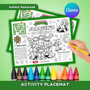 Op de afbeelding: Een printbare activiteitenplacemat met Teenage Mutant Ninja Turtles-afbeeldingen, een doolhof, woordzoekers en woordhusselspellen. De tekst luidt Joaquin's 8th Birthday. Inclusief een set van twaalf kleurrijke kleurpotloden in zwart, bruin, paars, blauw, donkerblauw, groen, turquoise, geel, perzik, oranje, roze en rood.