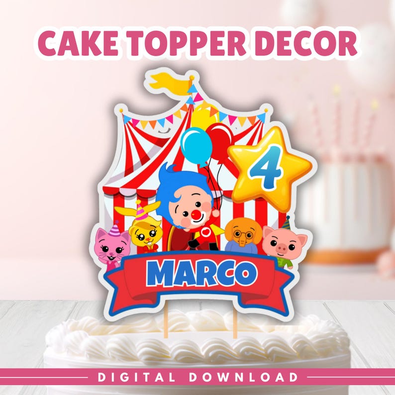 Puede incluir: Un adorno para pastel colorido con un dise&ntilde;o de carpa de circo, globos y una estrella con el n&uacute;mero 4. El adorno presenta personajes de dibujos animados y una pancarta que dice "MARCO". El texto "CAKE TOPPER DECOR" est&aacute; en la parte superior y "DIGITAL DOWNLOAD" en la inferior.