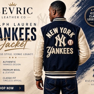 Può includere: Una giacca varsity blu navy e crema con il logo e la scritta New York Yankees ricamati sul retro. La giacca presenta maniche lunghe color crema, un colletto a coste e polsini a righe. Il testo riporta ZEVRIC LEATHER CO, RALPH LAUREN YANKEES JACKET, NEW YORK YANKEES e ICONIC. CLASSIC. LEGENDARY.