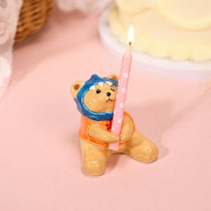 Decorazione per torta a forma di orsetto di peluche rosa pastello a pois, in stile libro di fiabe. Portacandele in ceramica a forma di animale, realizzato a mano. Decorazione per feste di compleanno, regalo.