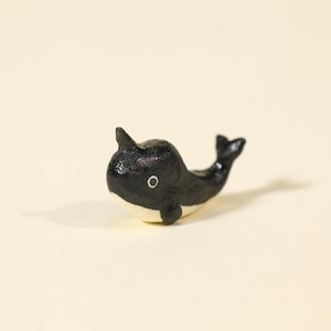 Mini figura de narval, pequeño narval de cerámica hecho a mano, linda miniatura de ballena negra, decoración de escritorio de animales marinos kawaii, pequeño regalo de cerámica