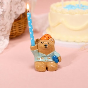 Decorazione per torta a forma di orsetto di peluche blu costiero a pois, stile kawaii, in ceramica, portacandele a forma di animale, fatto a mano, decorazione per feste di compleanno, dolce regalo e ricordo.