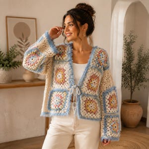 Pastellfarbene Oma-Square-Häkelstrickjacke – Handgefertigter Boho-Patchworkpullover mit Bindeband vorne