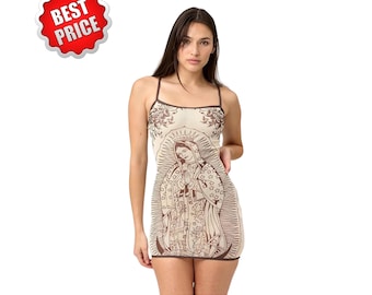 Vestido curto feminino com estampa artística, decote baixo, elástico na cintura e modelagem justa.