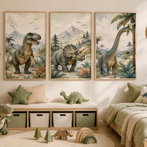 Op de afbeelding: Een set van drie ingelijste wandplaten met prehistorische dinosauruslandschappen. De linkerplaat toont een Tyrannosaurus Rex, de middelste een Triceratops en de rechterplaat een Brachiosaurus te midden van tropische begroeiing.