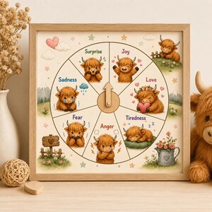 Peut inclure: Une décoration murale carrée encadrée présentant une roue des émotions circulaire illustrée avec des vaches highland brunes. La roue comporte six sections intitulées Surprise, Joy, Love, Tiredness, Anger et Fear, chacune montrant une vache.
