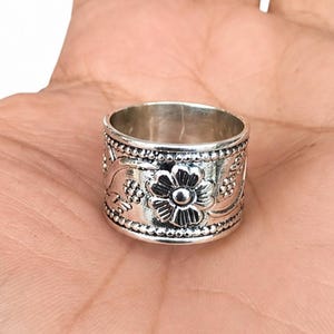Oxidierter Sterlingsilber-Blumenring, breites Band Boho-Daumenring