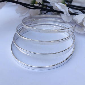 Set di 5 bracciali rigidi in argento sterling fatti a mano, dal design semplice, bracciale da polso minimalista e impilabile.