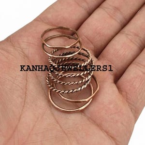 Elegant set med stapelringar i koppar, rustika bohemiska smycken, tvinnat texturerat band