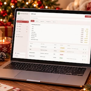 Könnte beinhalten: Ein silberner Laptop, der eine digitale Weihnachtsplaner-Oberfläche mit einer Geschenkliste-Tabelle anzeigt. Der Bildschirm zeigt Spalten für Person, Geschenk, Preis, Status und Notizen sowie ein Seitenmenü für Dashboard, Rezepte und Aufgaben.