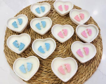 Lembrancinha para Chá de Bebê: Vela Artesanal com Base de Gesso em Formato de Coração e Detalhes da Pegada do Bebê. Velas Personalizadas para os Convidados.