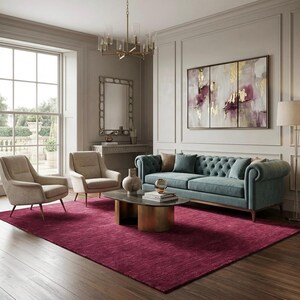 Puede incluir: Una sala de estar con un sof&aacute; capiton&eacute; color verde azulado, dos sillones beige y una alfombra color magenta oscuro. Una mesa de centro ovalada con base dorada se sit&uacute;a en el centro. Un gran cuadro abstracto de tres paneles con toques dorados y morados.